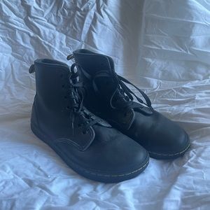 Dr. Martens Shoreditch size 9 Women’s Lace up Boots